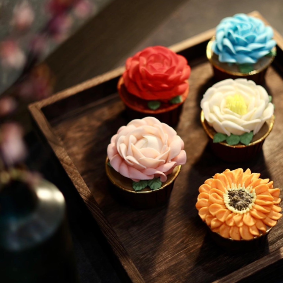 色とりどりのフラワーカップケーキ