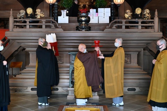 永平寺の仏殿で仏様にお供えする（写真提供：永平寺本山事務所）