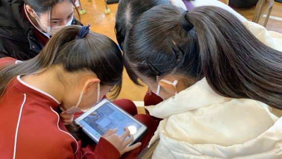 AR体験を楽しむ子どもたち（イメージ）