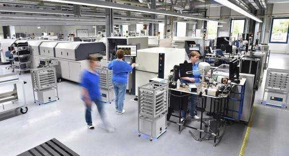 TRAY電子機器工場内走行イメージ