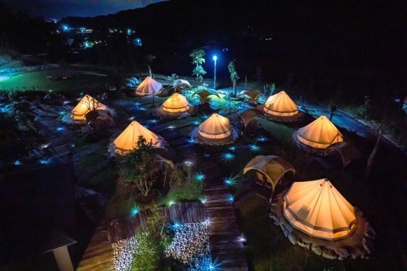 施設の夜間ライトアップ風景