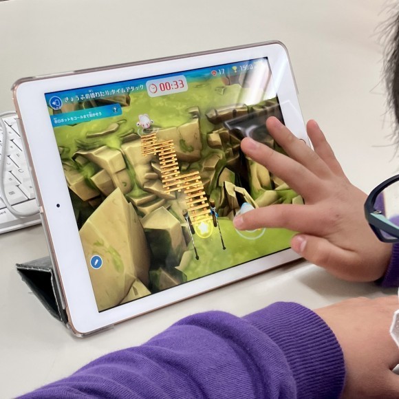 ワクワクする３Dの世界でプログラミングを学ぶ小学生