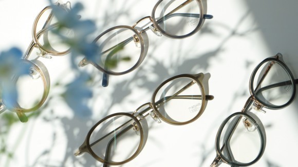 季節感のあるカラーでキレイにみせるアイウェア