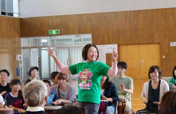 ドラムサークルのファシリテーションを行う清水