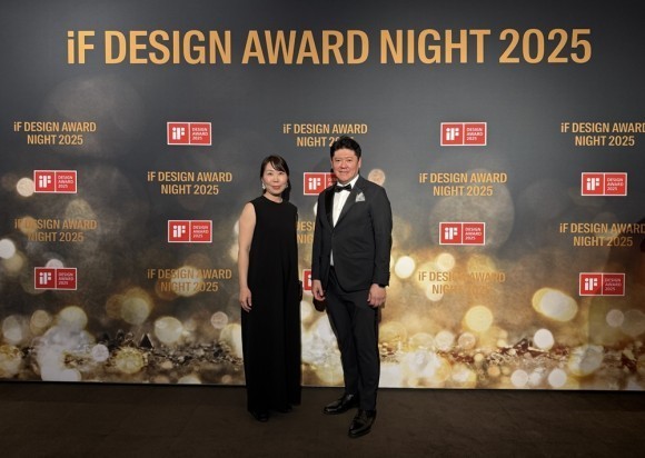 授賞式の様子（左から）、三井デザインテック クリエイティブデザインセンター デザインディレクター 山野 奈緒氏、 加森観光 代表取締役社長 加森 久丈