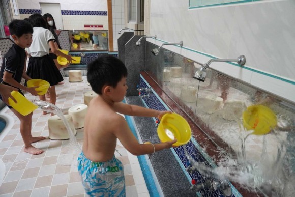 合宿のスタートは地域の銭湯掃除のお手伝いから！