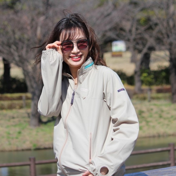 薄くて軽いUVカットパーカーの新作が登場