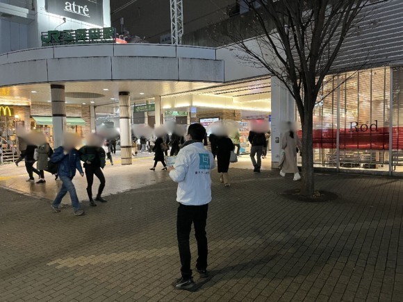 五反田駅でのチラシ配布の様子