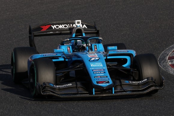＜写真：2025 SUPER FORMULA開幕戦 鈴⿅サーキットを駆け抜ける福住仁嶺選⼿のマシン＞