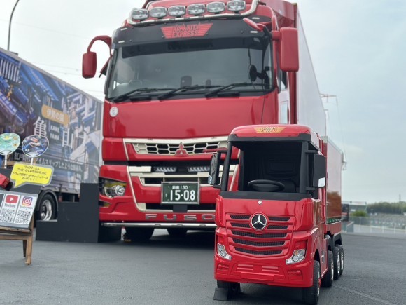 カワキタエクスプレス本社で開催される「物流見学会」の様子と子どもが乗車できるミニトラック