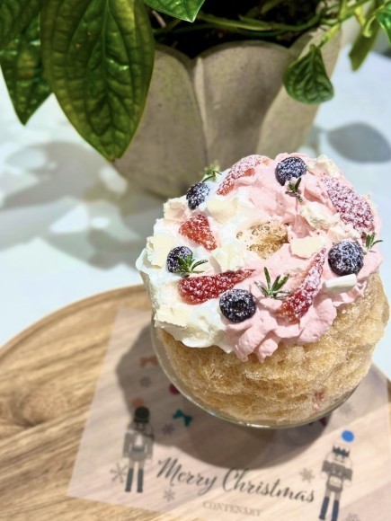 写真（左上から）：クリスマスパブロヴァ、（右上）クリスマスオレンジタルト （左下）：ホルシュタイナーのベリータルト（右下）アールグレイのエッグノッグアップルパイ