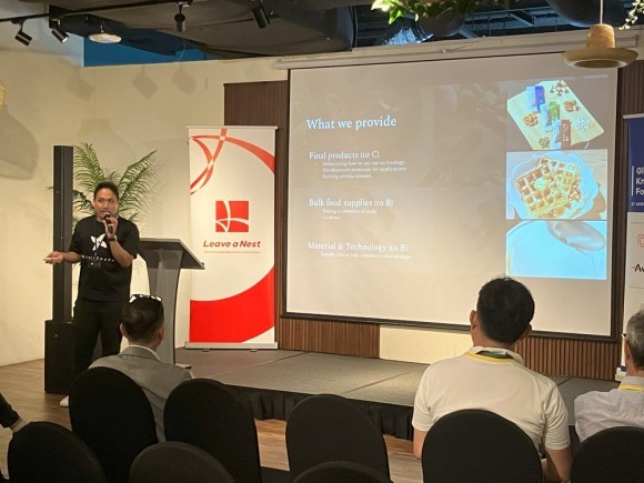 登壇するNINZIA代表寄玉