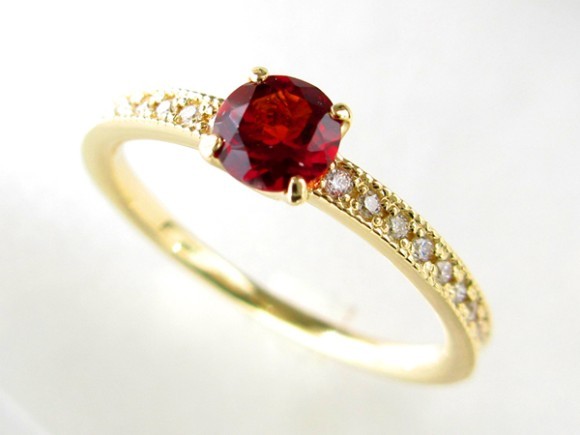 60歳の還暦のお祝いに贈る記念ジュエリーのご紹介です。赤いちゃんちゃんこに因んだ赤石が人気です。