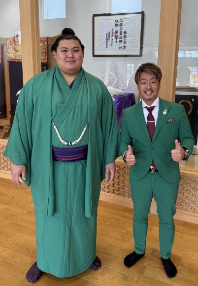 新横綱 大の里と弊社代表の写真