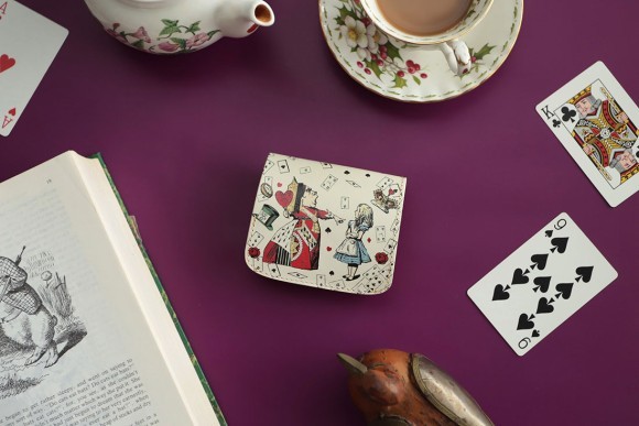 「不思議の国のアリス」出版160周年記念。原作挿絵をデザインした、本革ミニ財布が新登場。