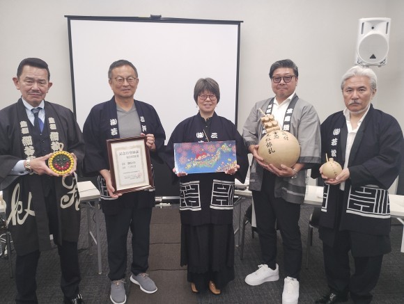 5 ⽉ 15 ⽇、「還暦花⽕の⽇」プロジェクトの記者発表会を都内で開催。佐野実⾏委員⻑（写真左から 2 ⼈⽬）、井出副実⾏委員⻑（同 3 ⼈⽬）、岩代⽒（写真右端）