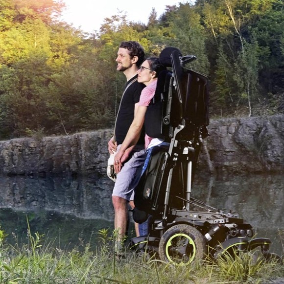 スタンディング電動車いす クイッキー　Q700-UP M