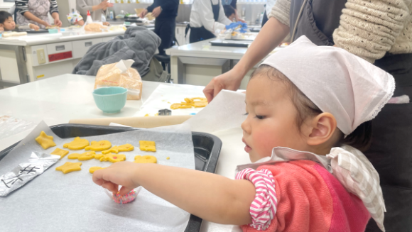 「てんとう虫となかまたち」一期生卒業イベントにて、クッキーづくりを体験するお子さんの様子
