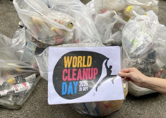 ワールドクリーンアップデーのロゴと、クリーン活動で収集したゴミの量