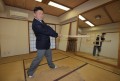 松井部屋でバットを振る浅野翔吾選手(球団提供)