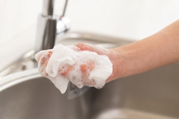 水に濡らすだけでもこもこ泡立ち、簡単食器洗い！コメリの「洗剤付不織布キッチンダスター　５０枚入」