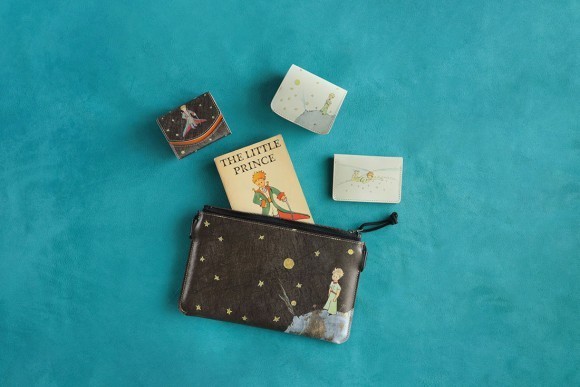 「星の王子さま」サン=テグジュペリの原作挿絵をデザインした、本革ミニ財布とカードケースが、6月29日”星の王子様の日” を記念して登場。