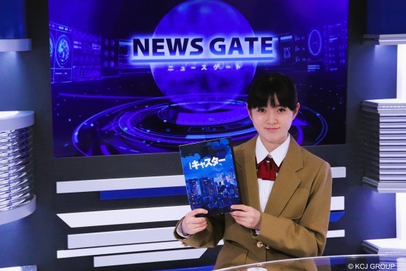 成果物のセリフ台本付ノートを持つ堀越麗禾さん