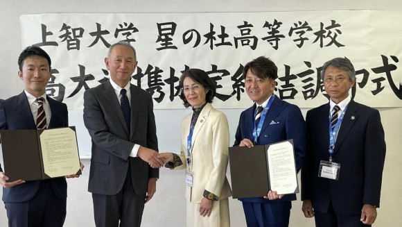 上智大学と星の杜高等学校との高大連携協定 調印式の様子（左から）：上智大学学事局入学センター 國本真幸、上智大学学長 曄堂佳明、星の杜中学校・高等学校校長 石塚千恵、学校法人宇都宮海星学園 理事長 大塚雅一、学校法人宇都宮海星学園 学園長 佐々木秀治