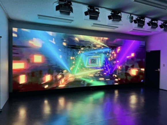 微細、流麗なLEDが大迫力で設置されています