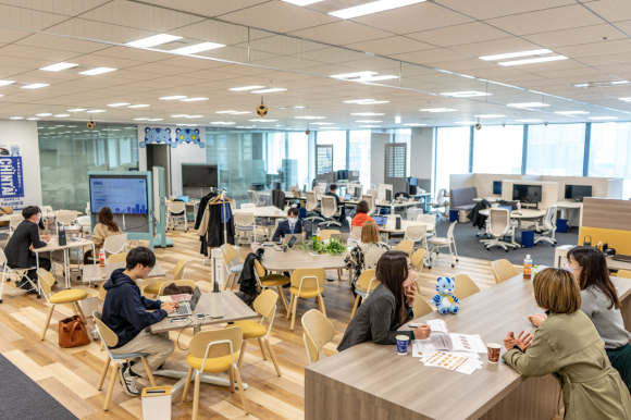 新オフィスの全体像と社員の活用している様子