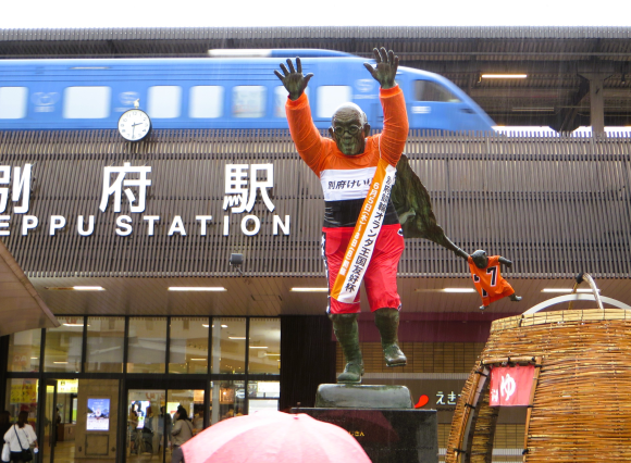 アップサイクルユニを着用する熊八像