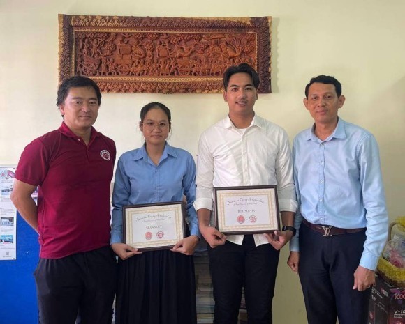 王立プノンペン大学学生2名に、奨学金を授与