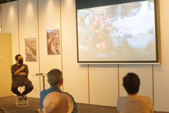 トークイベントの模様　写真左：伊藤有紀監督