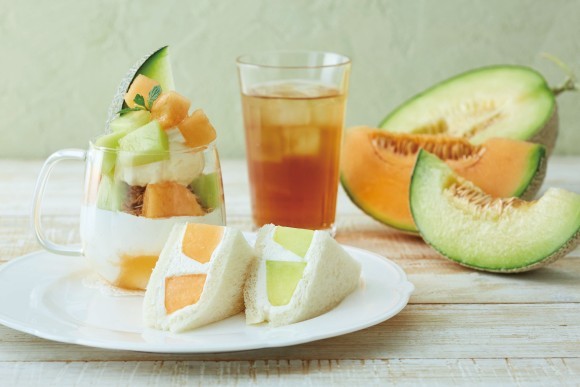 メロンづくしのスイーツプレート（メロンのフルーツサンド＆パフェ）