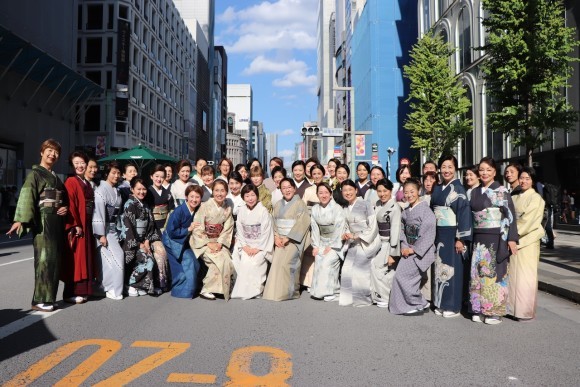 昨年10月12日、銀座で行われた公開きもの姿写真撮影会の集合写真
