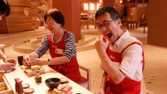 新しくできたおままごとお寿司屋さん「よか寿司」で本物の寿司を食べているかのように遊ぶおもちゃ学芸員さん。