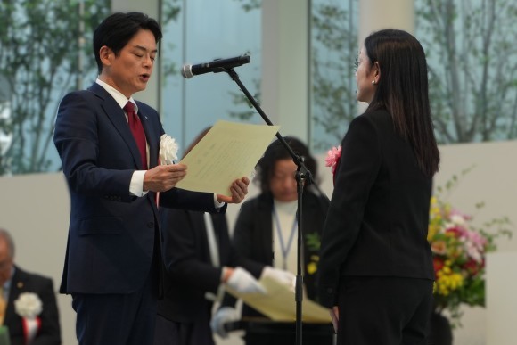 横浜市防犯協会連合会名誉会長の山中竹春横浜市長から表彰を受けるイッツコム代表取締役社長 金井美惠