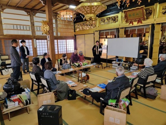 寺院でのスマホ教室の様子