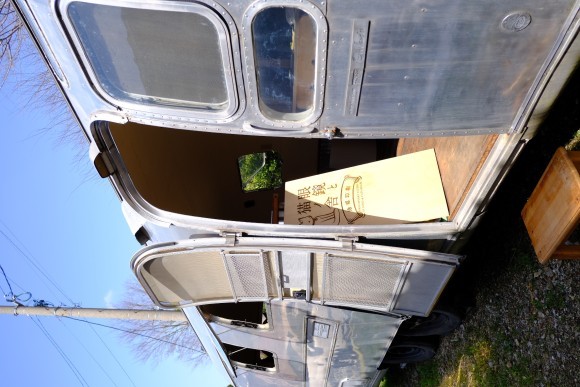 エアストリームの中で。 白山市に『活版印刷眼鏡と猫ノ舎』オープン準備中