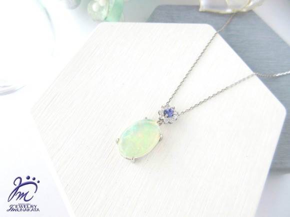 おばあ様から譲り受けたジュエリーを活用してマリッジリングとエンゲージネックレスを作製することもできます。