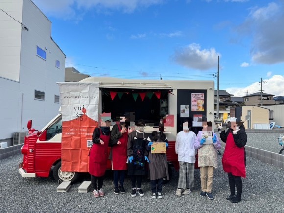 キッチンカー「結-yui-」を一緒に作ったスタッフ、大阪府にある藤阪小学校の方々