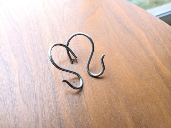 先日のオーダーメイド（フルオーダー）結婚指輪／マリッジリングではもうひとつ一輪挿しにかけられるステンレス製のペアリング・フックのご注文もいただきました。