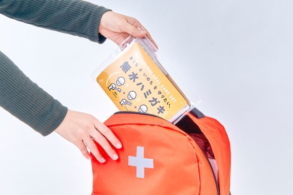 防災リュックにもコンパクトに収まりやすい薄型のポーチタイプ