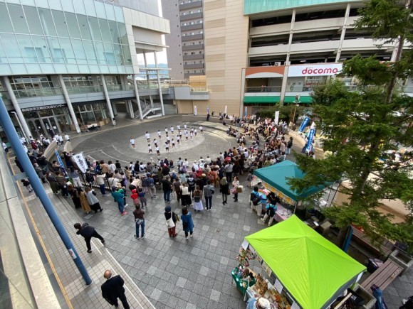 記念式典あり、地元で活躍するグループのダンスあり、音楽あり。クラフト雑貨・キッチンカー・グルメブースが勢ぞろい🍔