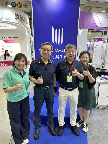 Synmosaバイオファーマグループ会長のPeter Lin氏（左から2番目）とWCCバイオメディカル会長のDr. TJ Liu氏（右から2番目）が、WCCバイオメディカルの成功デビューを祝う。