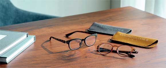 老眼鏡っぽくないデザインで、かけ外しの手間なく近くの見づらさを解消するカラフルック遠近