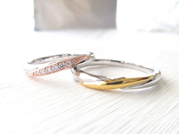 結婚指輪の人気アレンジのひとつ、2つの素材を使用した「コンビ」マリッジリング。単色とは違った華やかさと個性のご紹介です。