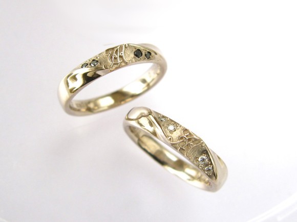 シャンパンゴールドにお二人のイニシャルから作った【オリジナルロゴ】を入れた結婚指輪／マリッジリングのご紹介です。