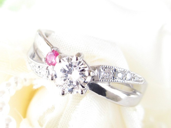 手元にある着けなくなったジュエリーたちのリフォームやリメイクを考えても、方法やイメージが沸かず相談までいかない方は、何も考えずお手持ち品を以ってお店へ行ってみてください。実際にリフォームを検討した場合に出来ること・できないことなどがご自身の中で整理できます。