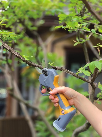 作業が楽になる超軽量の760g！ コメリの充電式軽量剪定鋏　BL7.2V１PES